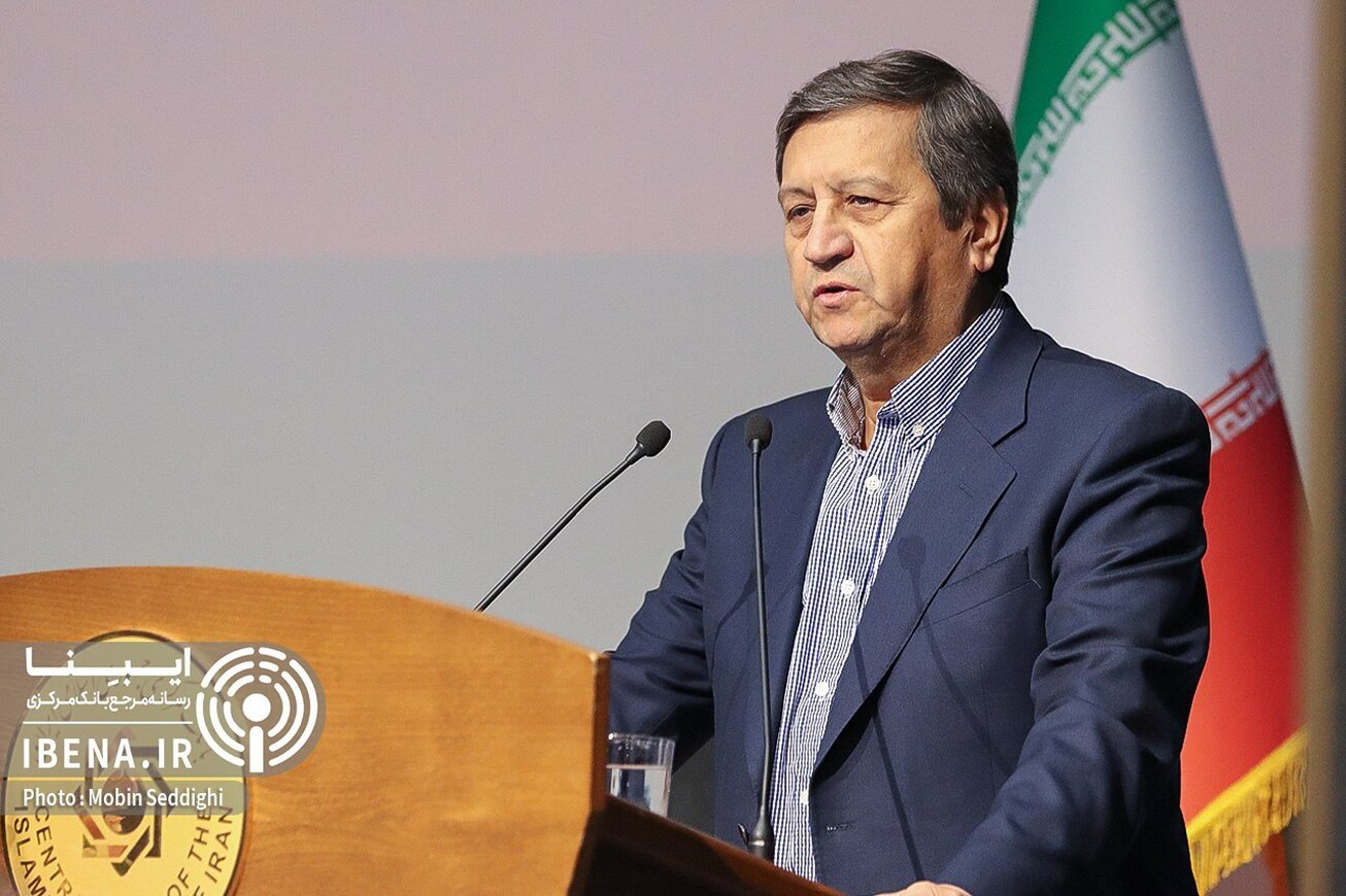 همتی: ثبات را به بازار ارز برمی‌گردانم/ معیشت مردم اولویت بانک مرکزی است