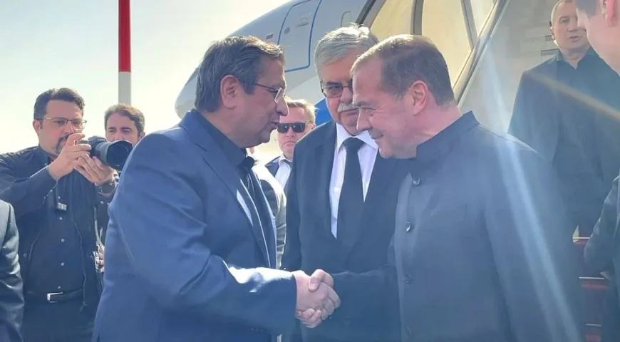 حضور دیمیتری مدودف در تهران برای شرکت در مراسم وداع و تشییع رهبر شهید انقلاب