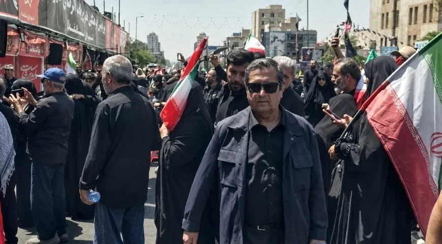 حضور رئیس کل بانک مرکزی در آیین تشییع رهبر شهید