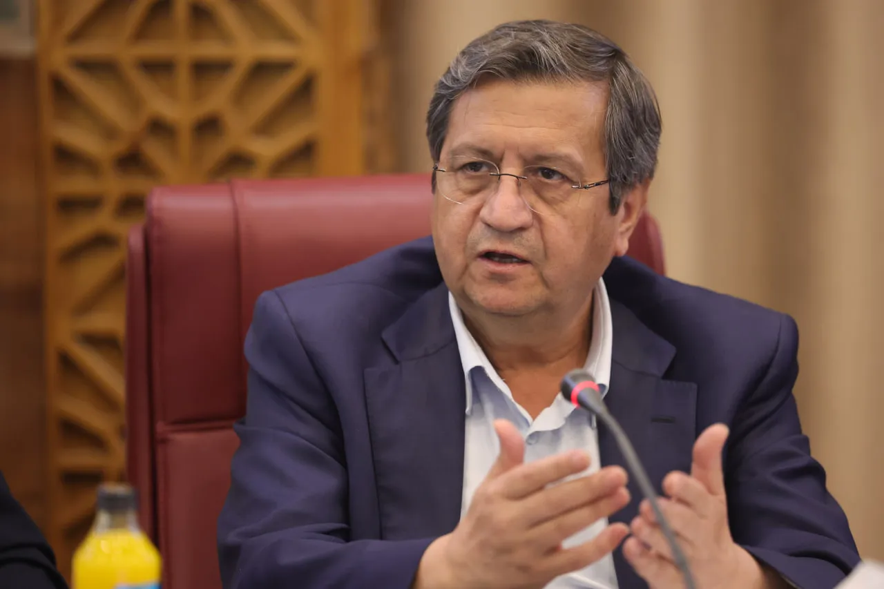 همتی: شتاب رشد نقدینگی باز هم کاهش یافت
