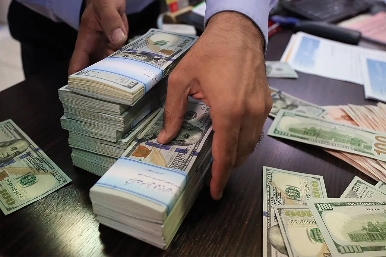 فروش ارز در شعب منتخب ۴ بانک آغاز شد
